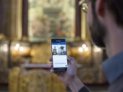  Michel-Besucher nutzt die App in der Kirche