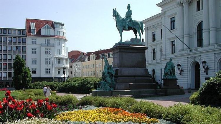  Altonaer Rathaus mit Reiterstandbild von Kaiser Wilhelm I.