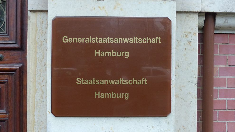Schild mit Aufschrift Generalstaatsanwaltschaft Hamburg und Staatsanwaltschaft Hamburg
