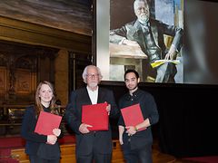  Neben Prof. Winking (Mitte) wurden Valentina Forsch und Emlyn Étienne Goronczy mit Nachwuchspreisen ausgezeichnet. 