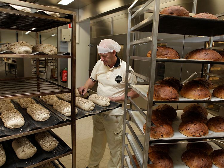  Bäcker bereitet Teig für Brot