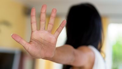  Ausgestreckte Hand einer Frau macht deutlich: Stop