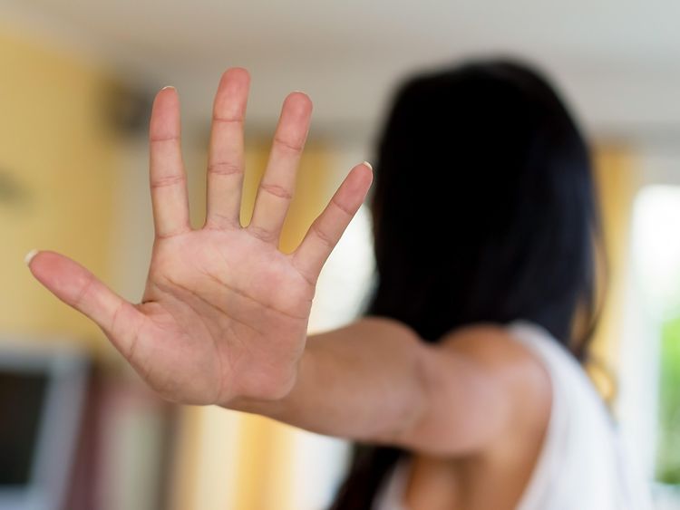  Ausgestreckte Hand einer Frau macht deutlich: Stop
