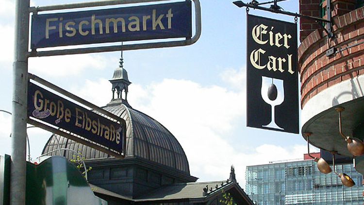 An der Ecke Fischmarkt/Große Elbstraße erinnert ein Schild an das berühmte Gasthaus Carl Cohrs'. (Foto: Nicole Rädisch)