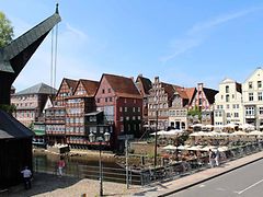  Alter Kran und Blick auf den Stintmarkt in Lüneburg
