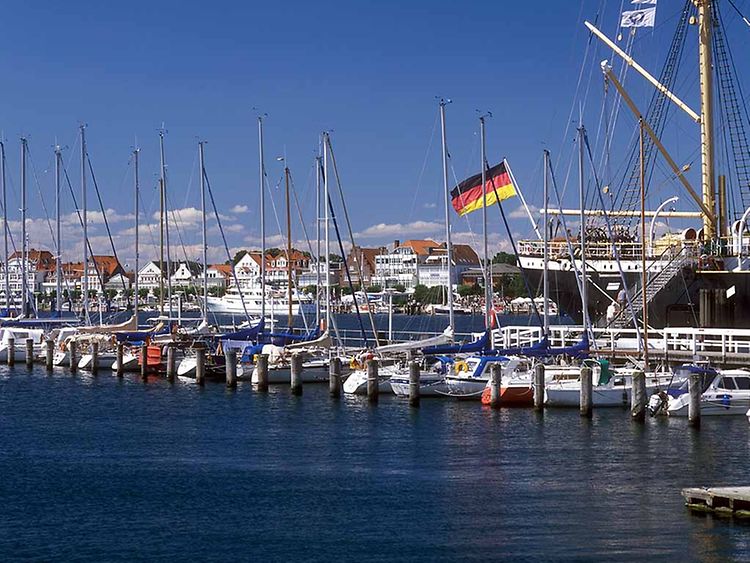  Schiffe im Priwall-Hafen in Travemünde