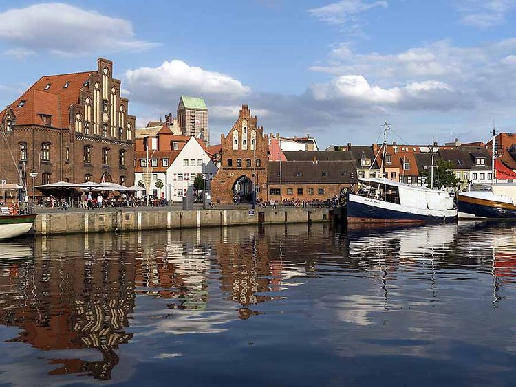  Alter Hafen in Wismar mit Zollhaus und Stadttor
