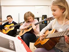  Kinder spielen Gitarre