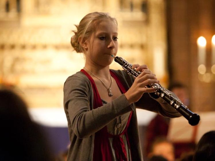  Mädchen beim Oboe spielen
