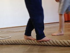  Balancierende Füßen auf einem dicken Tau