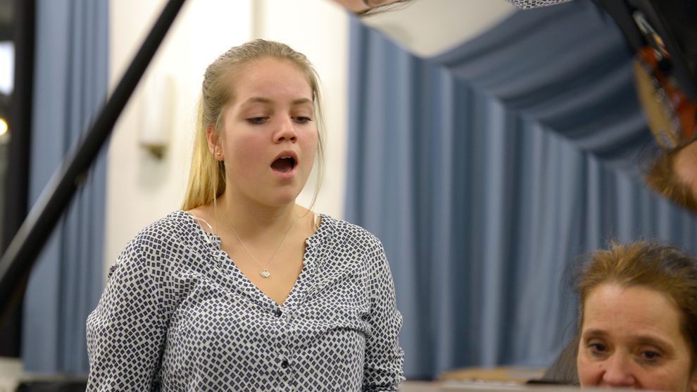 Stimmbildung - eine Schülerin singt Tonlagen nach, die Ihr die Lehrerin am Klavier vorspielt. 