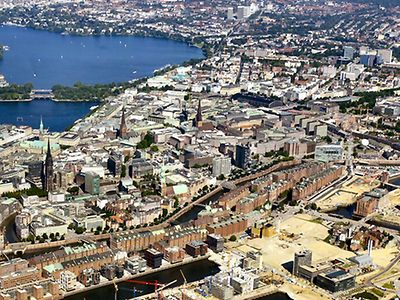 Luftbildschrägaufnahme der Hamburger Innenstadt mit der Alster