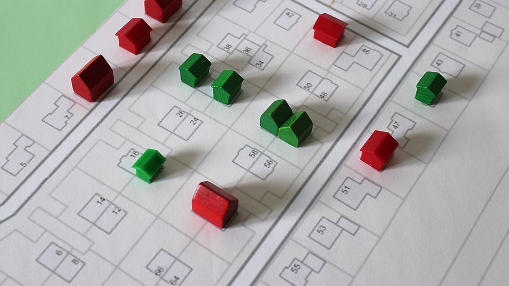  Auf einem Flurkartenausschnitt stehen Monoply-Häuser