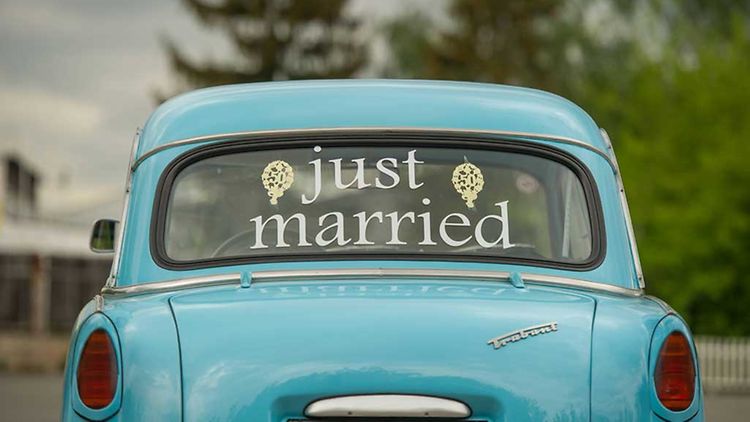 Auto mit Aufschrift "just married"