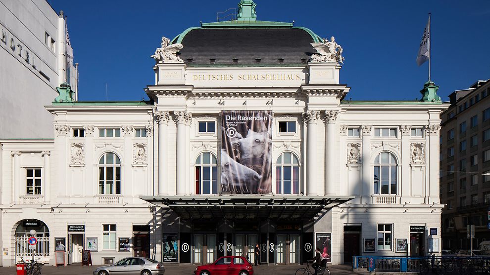 Weiß verputztes prächtiges Deutsches Schauspielhaus von außen gesehen