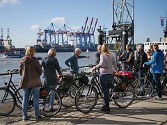  Gruppe mit Fahrrädern vor dem Hamburger Hafen
