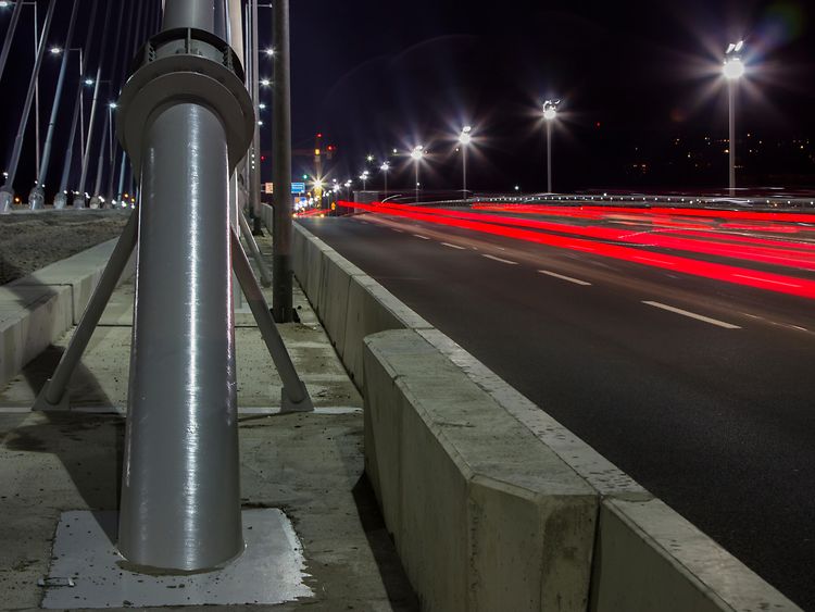  Verkehr über die Brücke bei Einbruch der Dunkelheit, Stock-Foto 