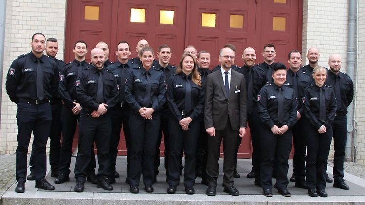  Gruppenbild mit Justizsenator Dr. Till Steffen und allen Nachwuchskräften in Uniform 