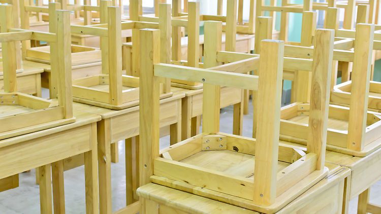  Gestapelte Stühle im Klassenzimmer