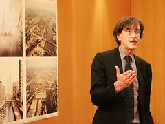  Oberbaudirektor Professor Jörn Walter erläutert die Ideen