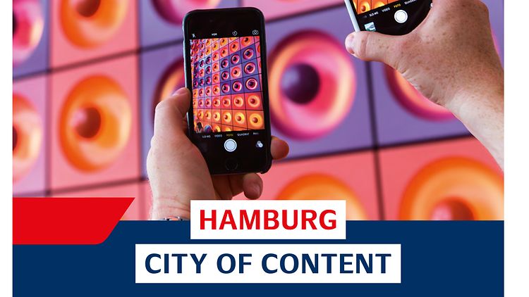  Titelbild der Broschüre Hamburg - City of Content: Zwei Mobiltelefone fotografieren einen bunten Hintergrund. 
