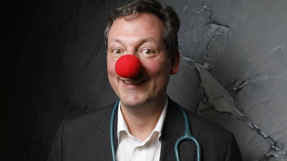  Comedian Eckart von Hirschhausen mit roter Clownsnase und Stethoskop