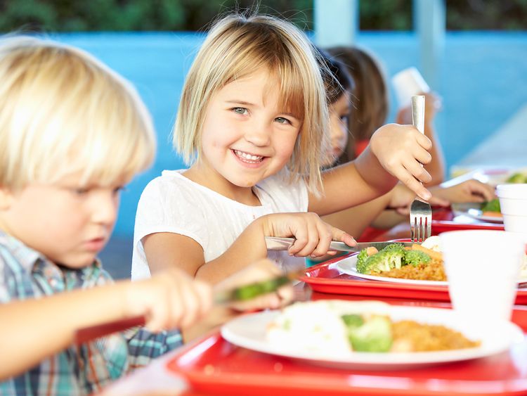  Mehrere kleine Kinder essen zu Mittag