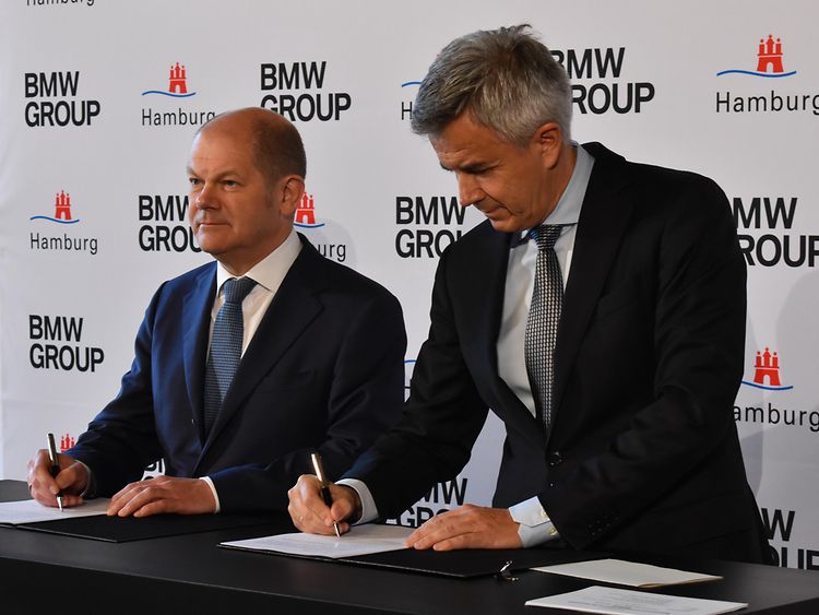  Bürgermeister Scholz und BMW-Vorstandsmitglied unterzeichnen.