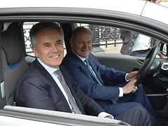  BMW-Vorstandsmitglied Schwarzenbauer und Bürgermeister Scholz am Steuer des BMW i3.