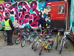  Einige Kinderfahrräder in unterschiedlicher Größe stehen neben dem Container der Westwind Fahrradwerkstatt.