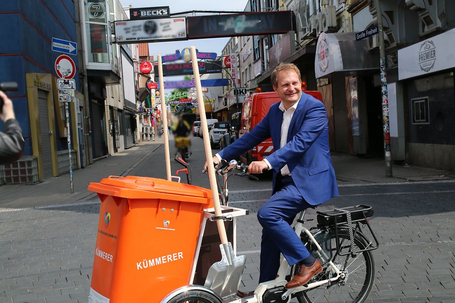 Senator Jens Kerstan auf einem E-Bike für die Räum-Patroullie