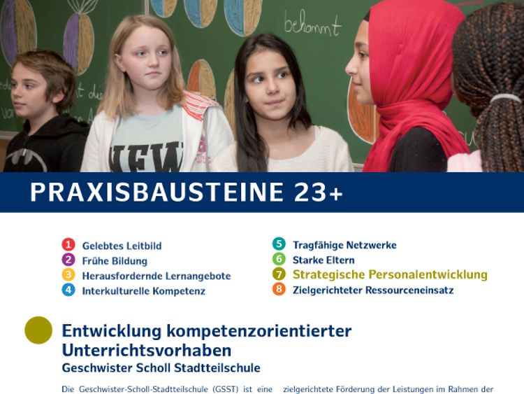  Praxisbaustein strategische Personalentwicklung. Bild: Fünf Schülerinnen unterschiedlicher Nationalitäten im Gespräch.