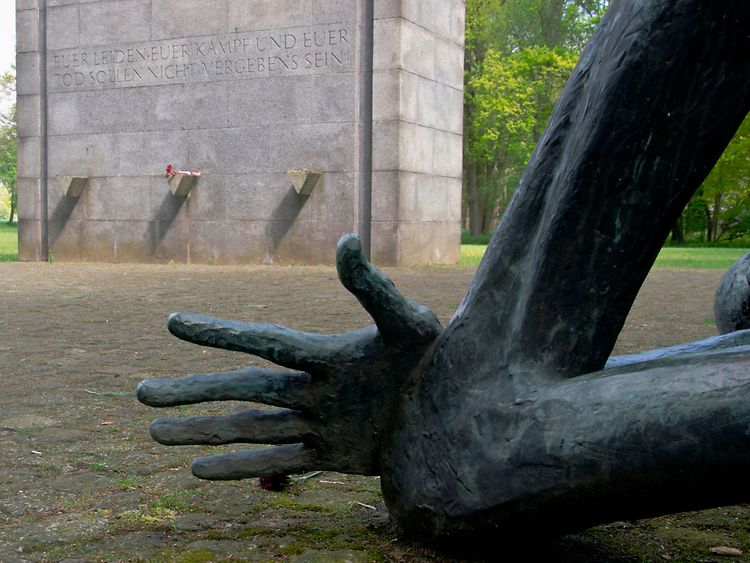  Internationales Mahnmal in der KZ-Gedenkstätte Neuengamme. Skulptur "Le Deporté" von Françoise Salmon,