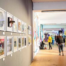  Ausstellung mit hellen Bilderrahmen an der Wand