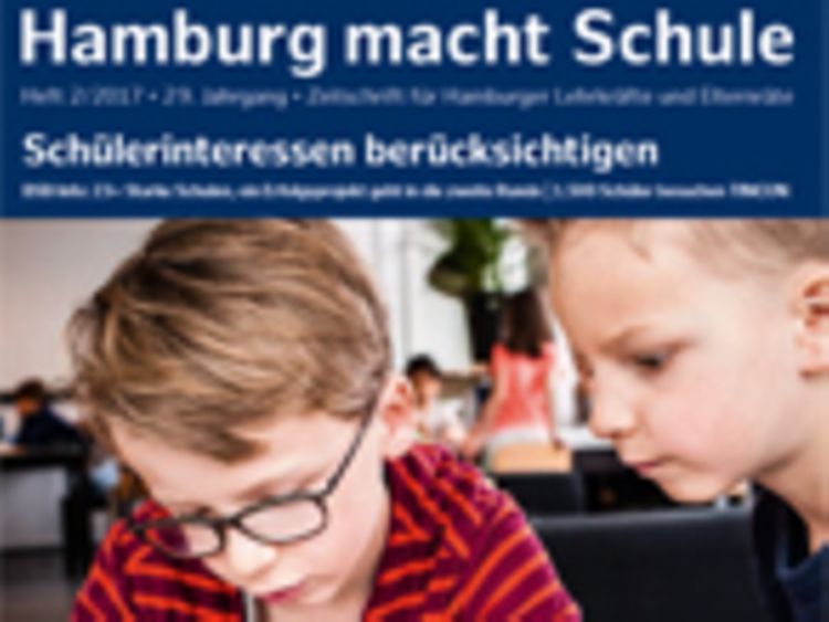  Titelbild zu Hamburg macht Schule. Ausgabe 2/2017. Zwei Schüler arbeiten gemeinsam im Unterricht. 