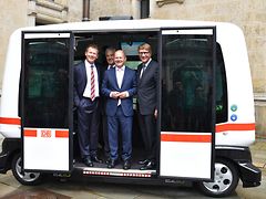  Autonom fahrender Elektrobus im Rathausinnenhof