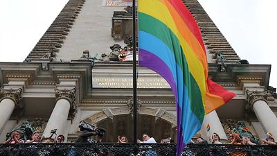  Die Zweite Bürgermeisterin, Katharina Fegebank, hisst zur Eröffung der Pride Week die Regenbogenflagge am Rathaus