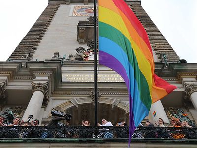  Die Zweite Bürgermeisterin, Katharina Fegebank, hisst zur Eröffung der Pride Week die Regenbogenflagge am Rathaus