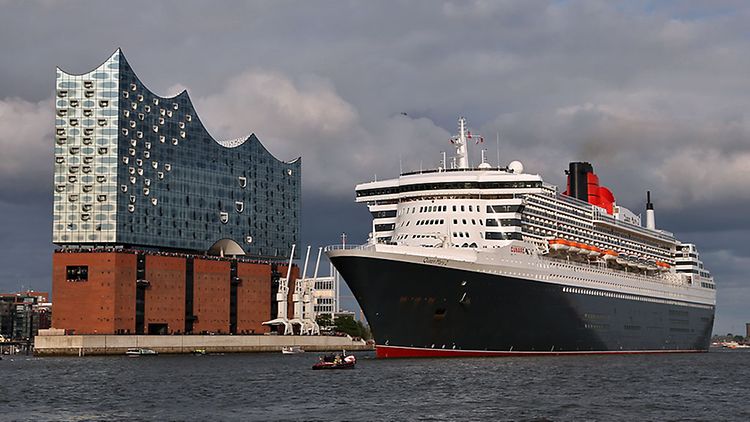  Kreuzfahrtschiff Queen Mary 2 vor der Elbphilharmonie.