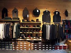  schlichte Kleidungsstücke im Geschäft Todt & Meiers