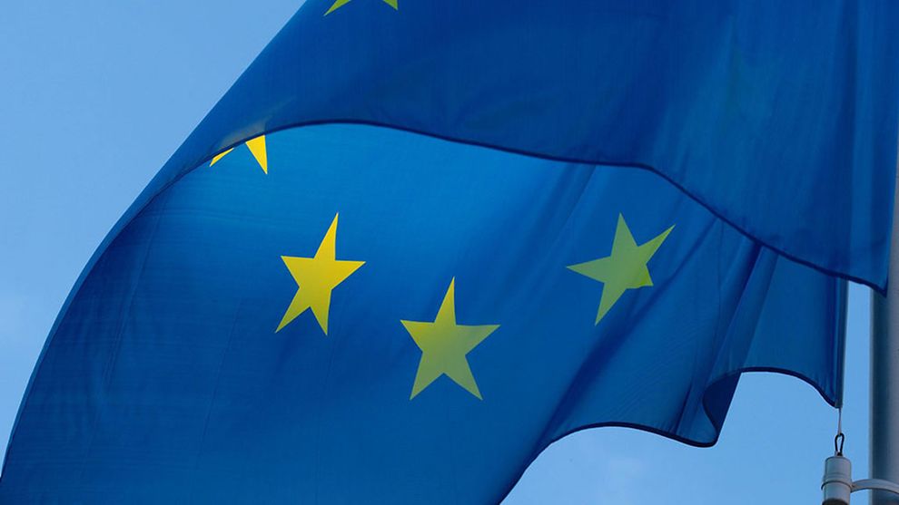 EU-Flagge (blau mit gelben Sternen) wehend