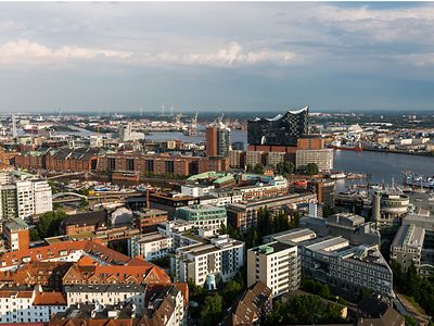  Luftbild über Hamburgs Innenstadt, die Speicherstadt und die Hafencity