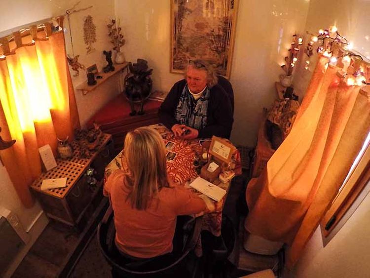  zwei Frauen beugen sich über Tarot-Karten