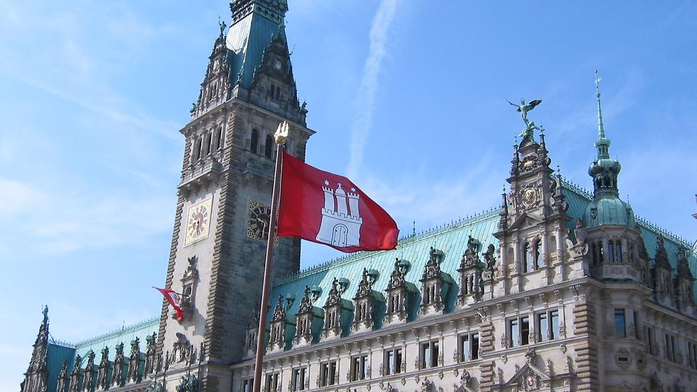  Das Hamburger Rathaus mit Hamburg-Fahne. Foto: Pressestelle des Senats/Koch