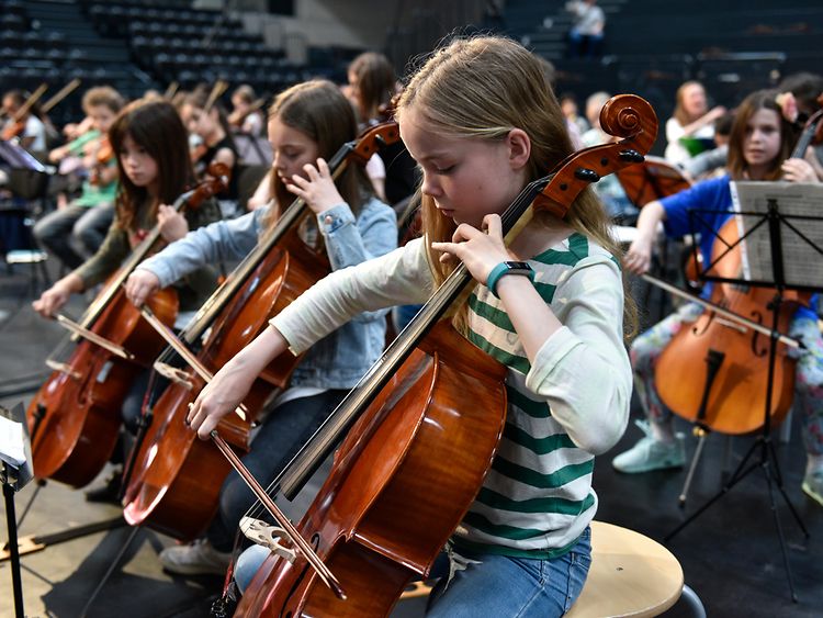  Schülerinnen spielen Cello